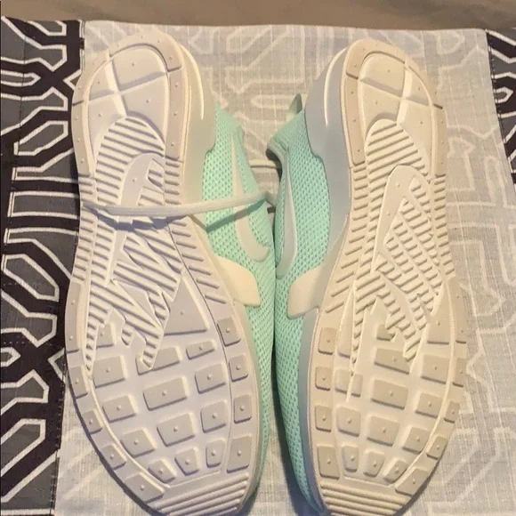 Nike - Picture 3 of 3